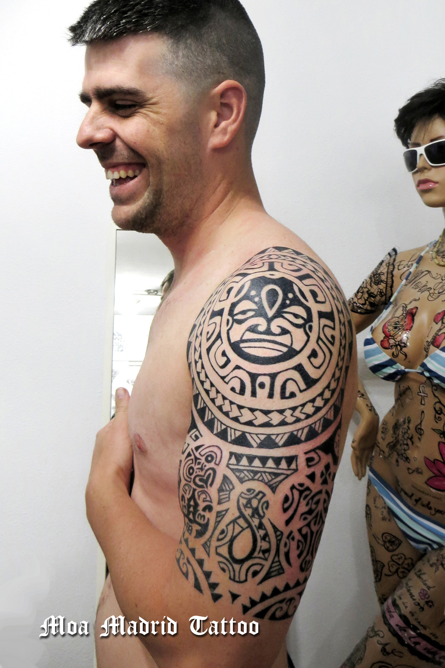 Tatuaje con elementos tradicionales hecho por tatuador maorí en Madrid