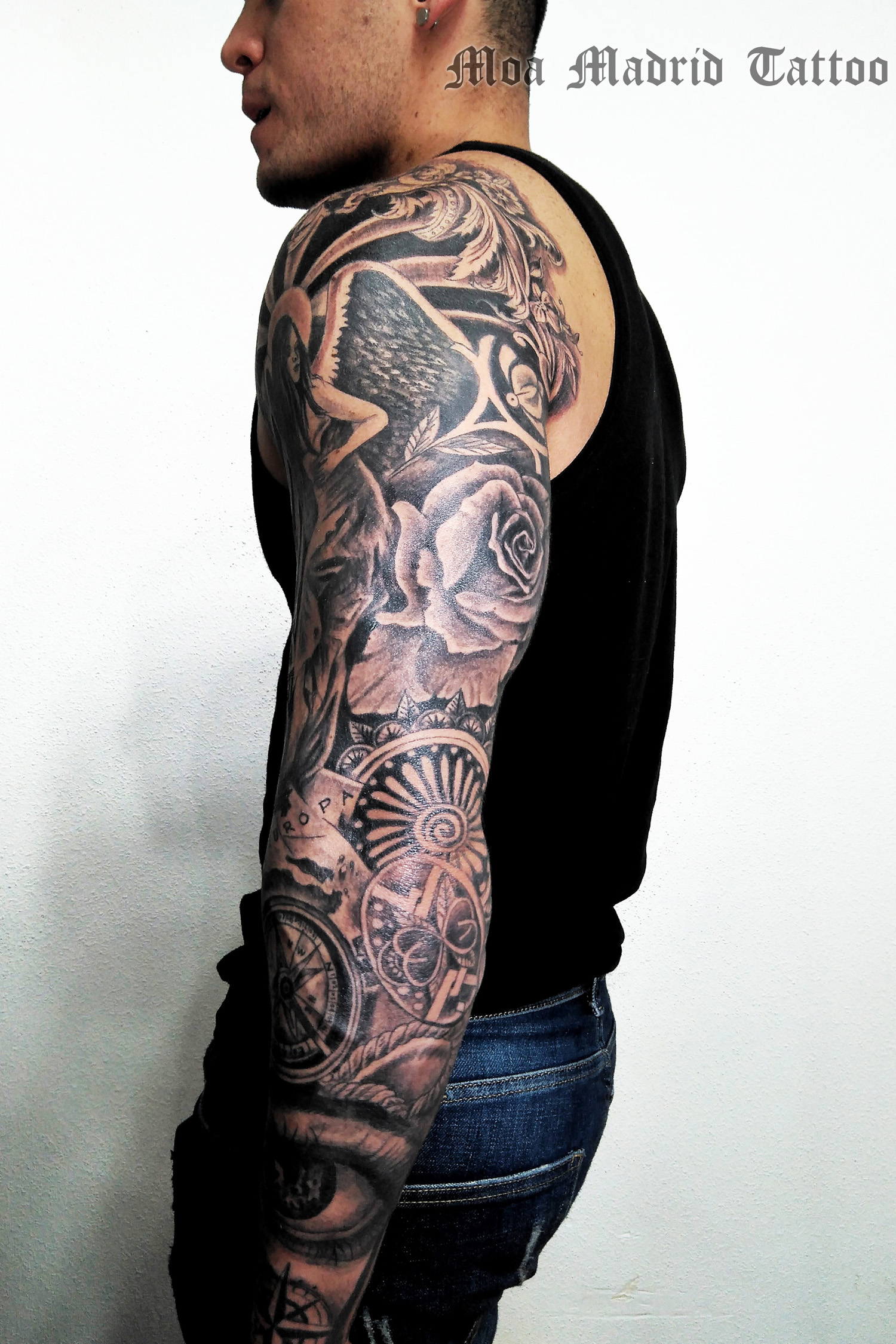Tatuajes de hombro a muñeca: decoración vegetal en el hombro, rosa en el tríceps, tatuaje geométrico en el codo
