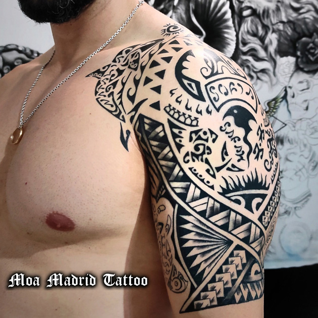 Tatuaje polinesio de hombro a codo con más de 20 símbolos