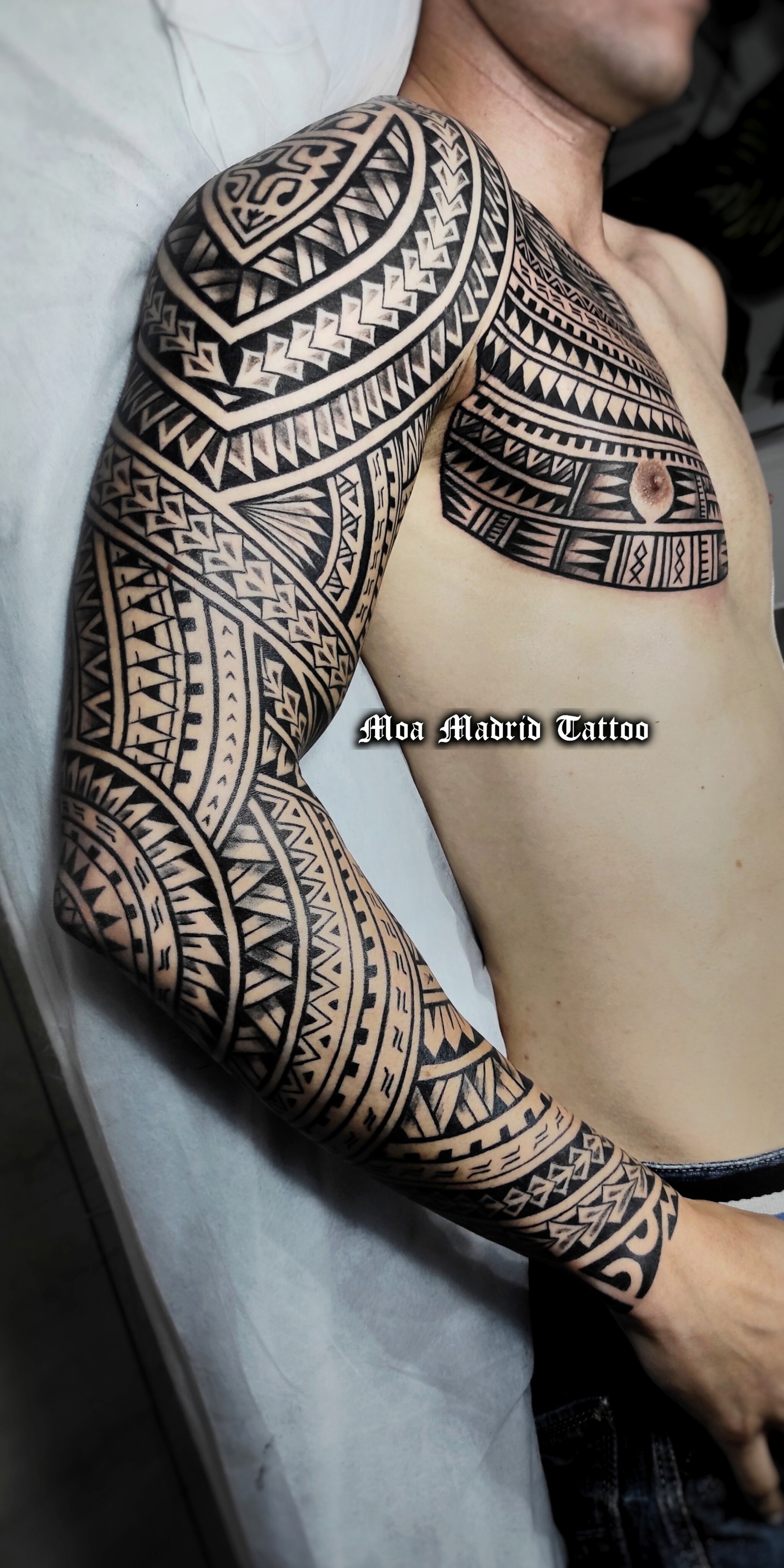 GGRAN tatuaje samoano de brazo entero más pectoral, diseño exclusivo hecho en Madrid