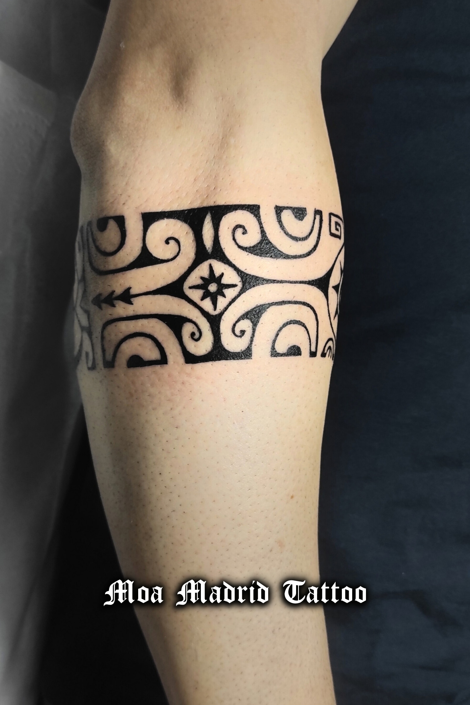 Tatuaje polinesio con cruz marquesana y estrella guía