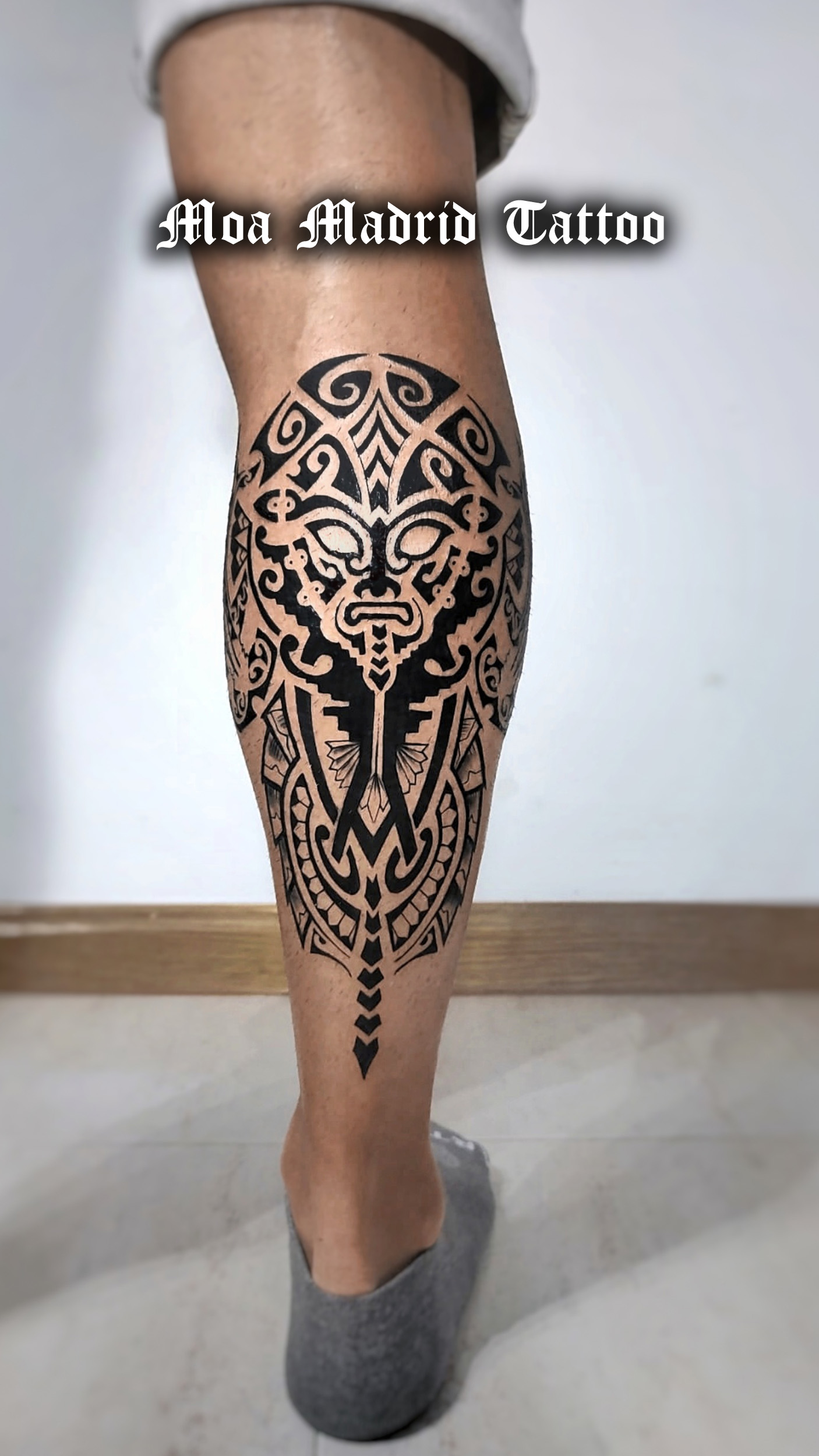 Moderno tatuaje maorí en el gemelo