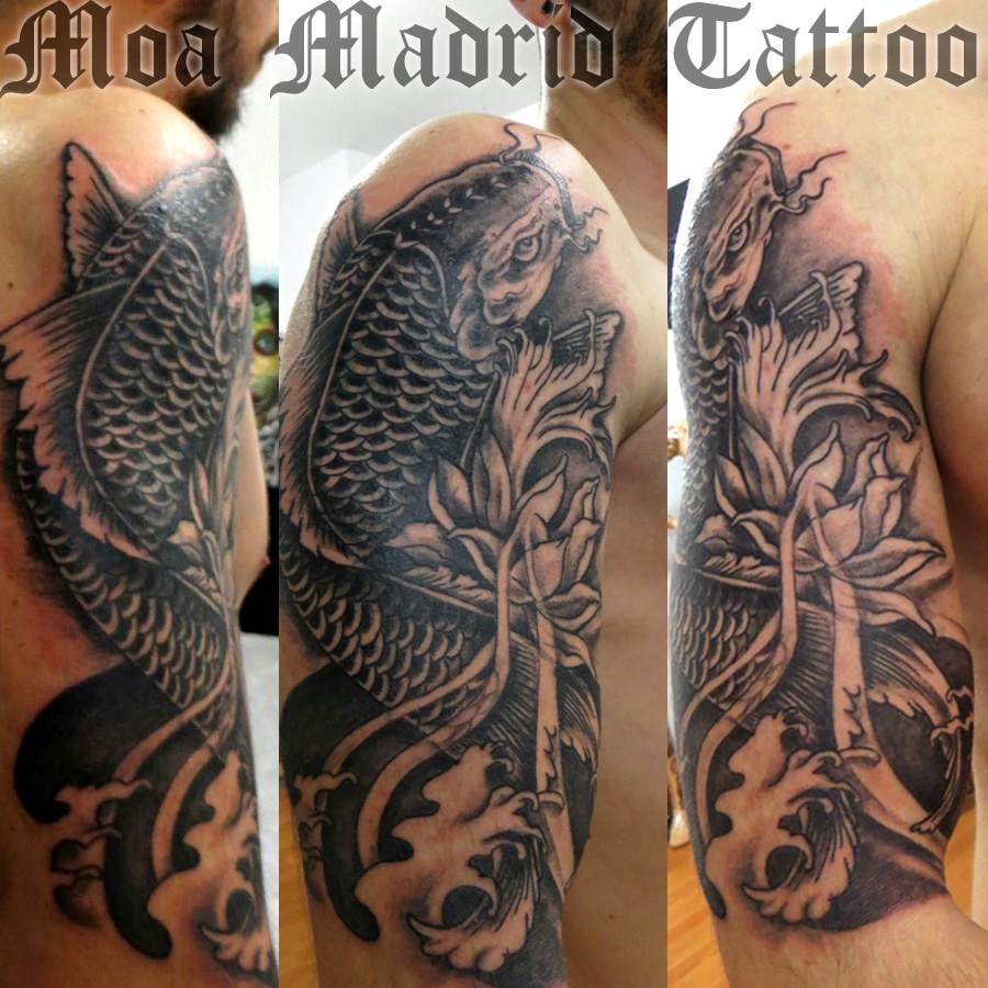 Tatuaje de carpa koi en blanco y negro hecho en el brazo