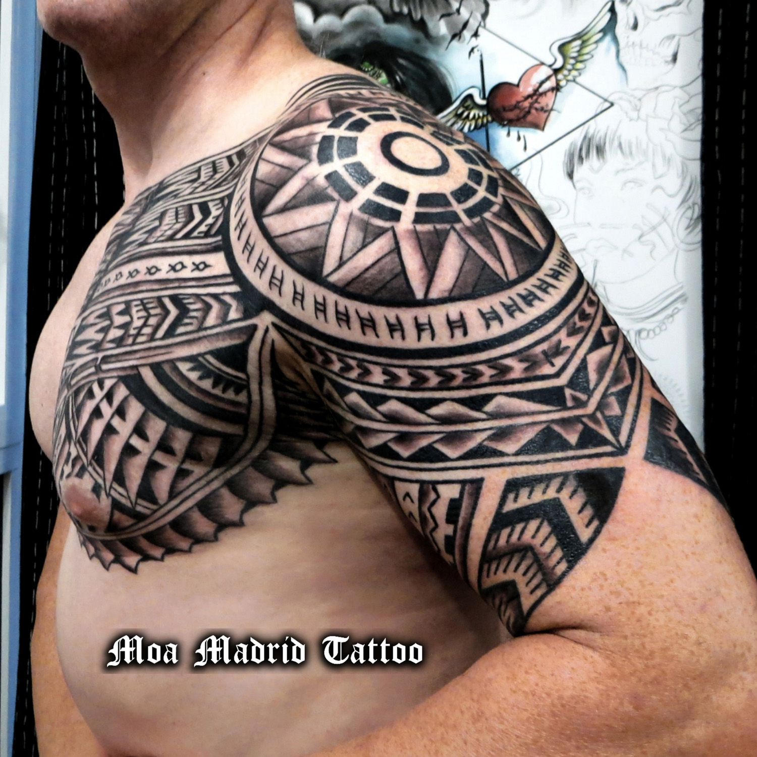 Tatuaje maorí en pecho, hombro y brazo hecho en Madrid: WhatsApp 650 018 319