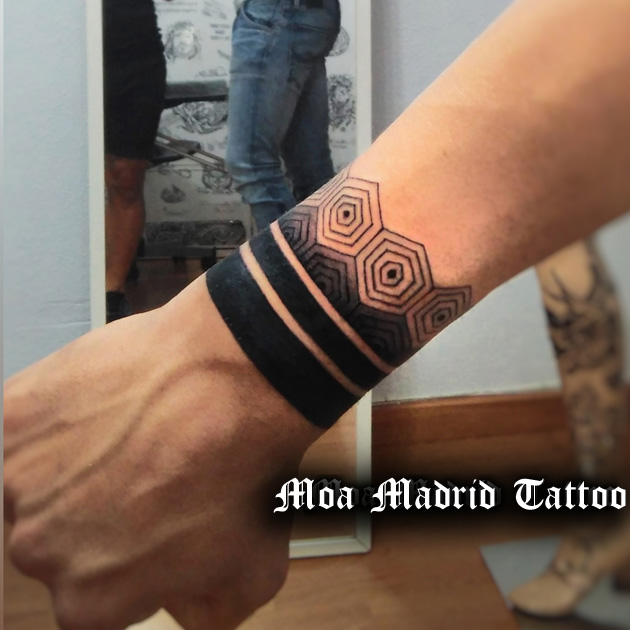 Tatuaje geométrico de brazalete de hexágonos