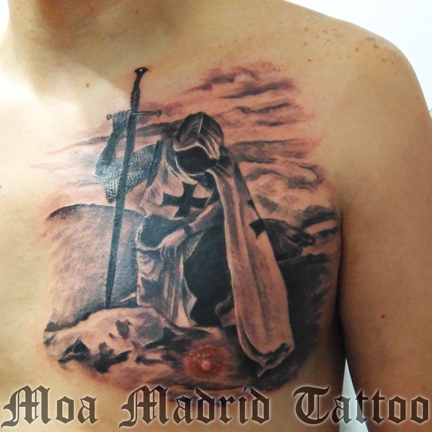 Tatuaje de caballero templario arrodillado hecho en pectoral de hombre