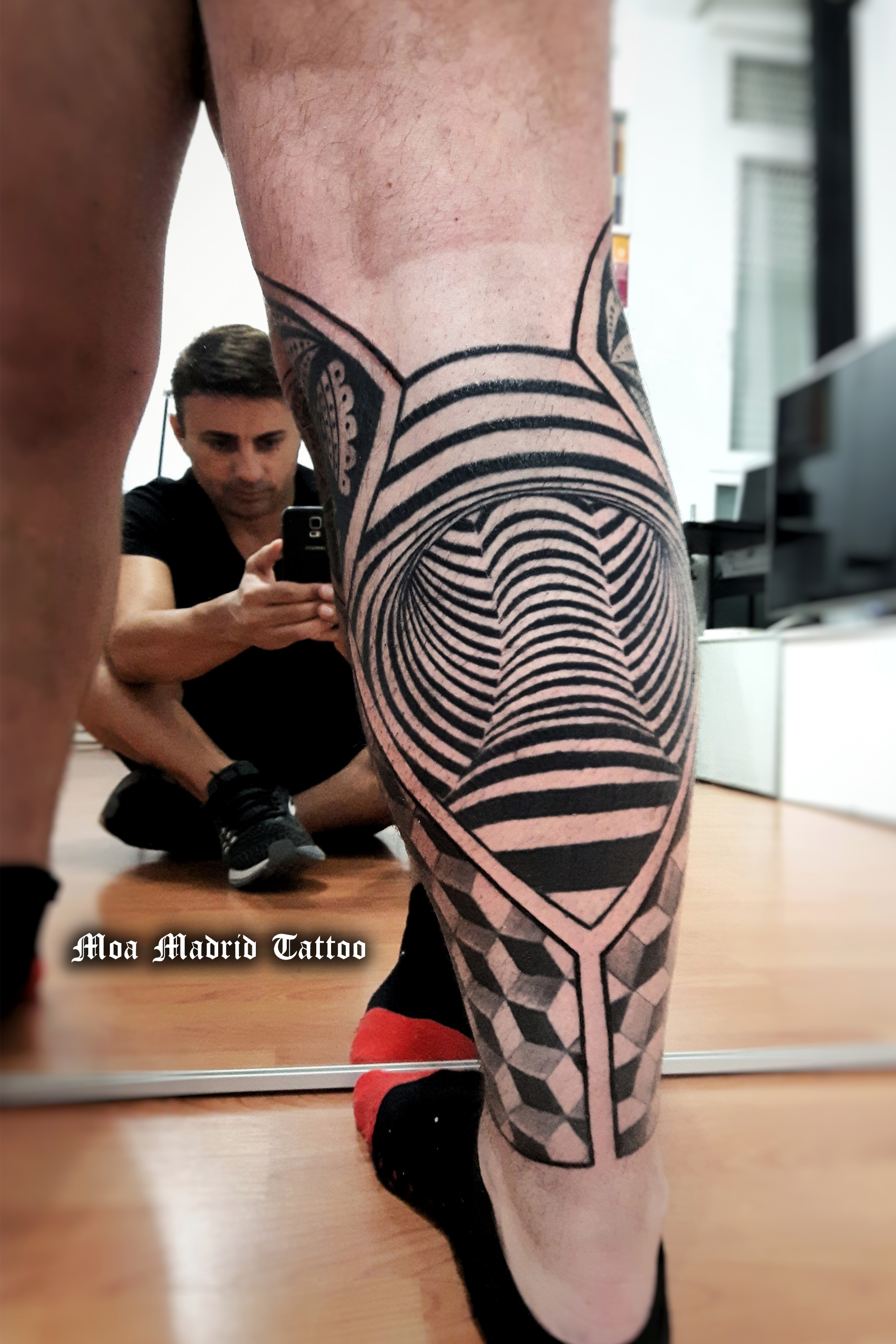 Tatuaje de ilusión ótpica hecho en el gemelo