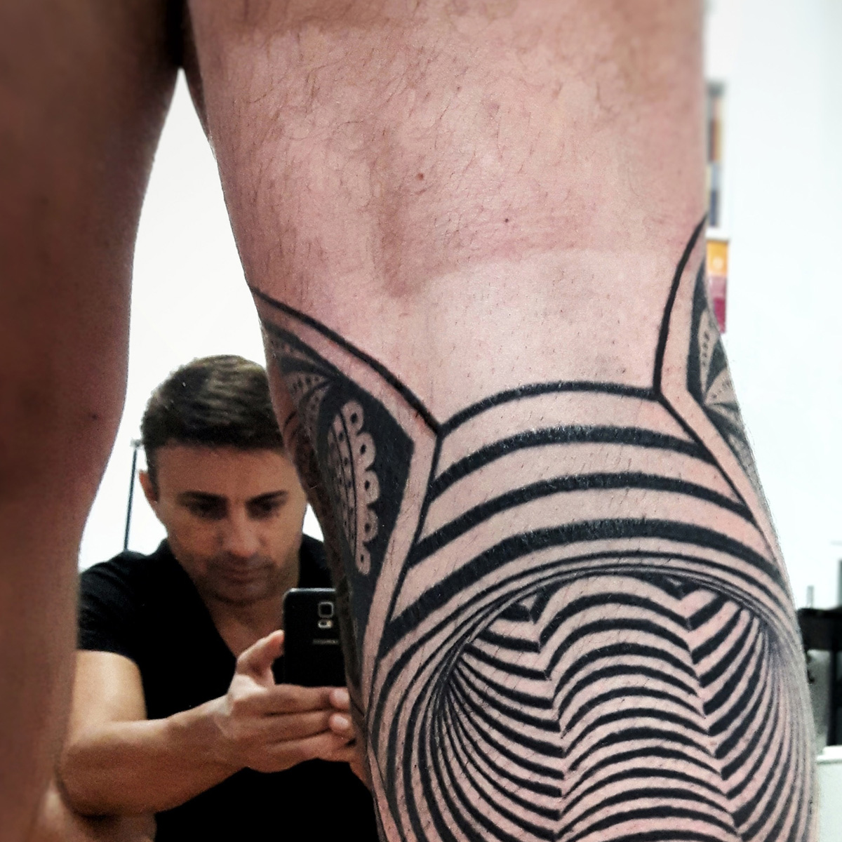 Tatuaje op-art con efecto 3D en el gemelo