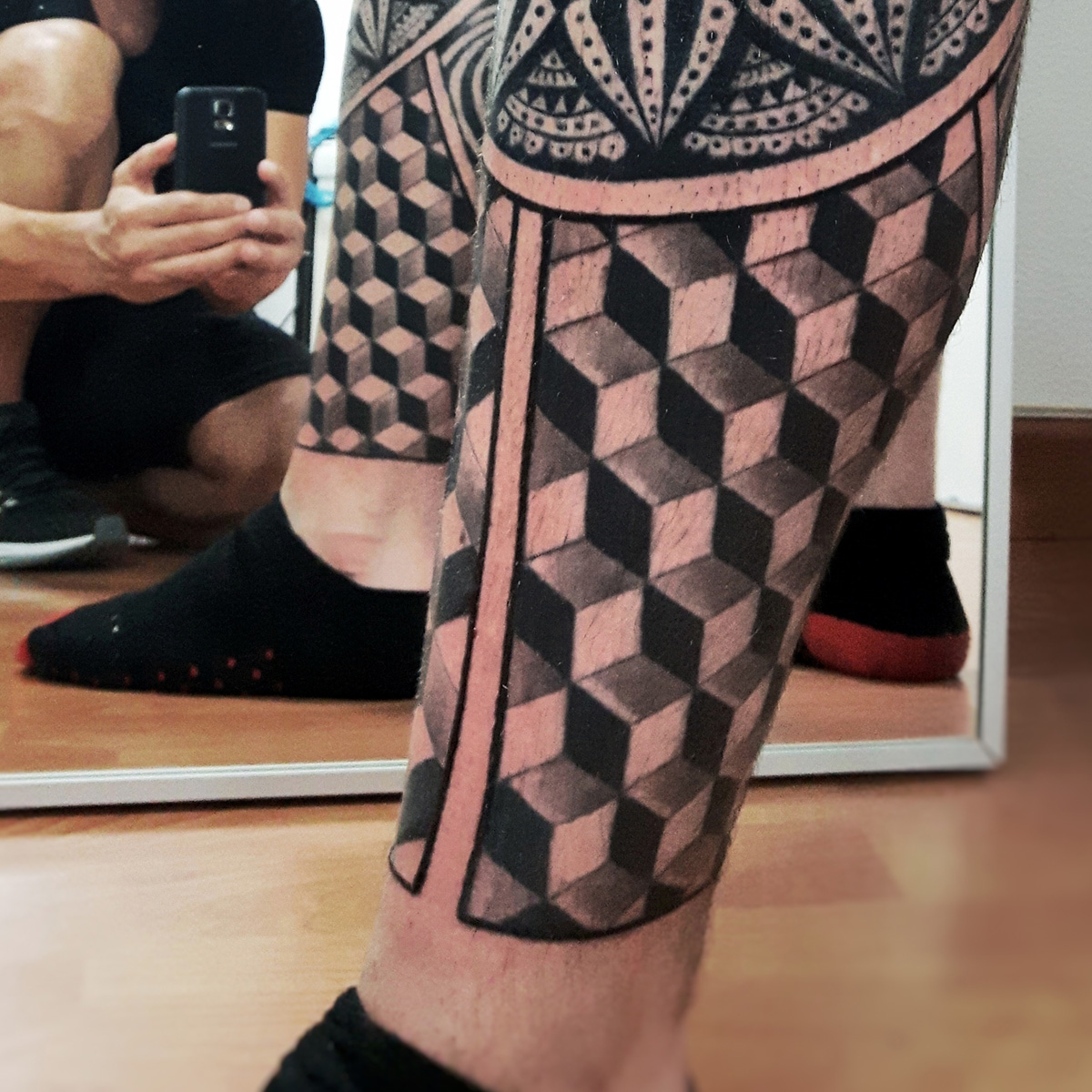 Tatuaje geométrico 3D con mandala en pierna