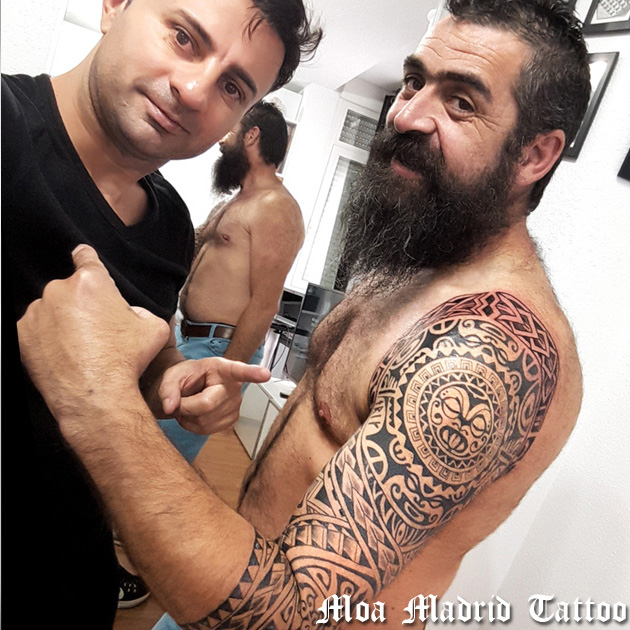 Tatuador maorí en Madrid