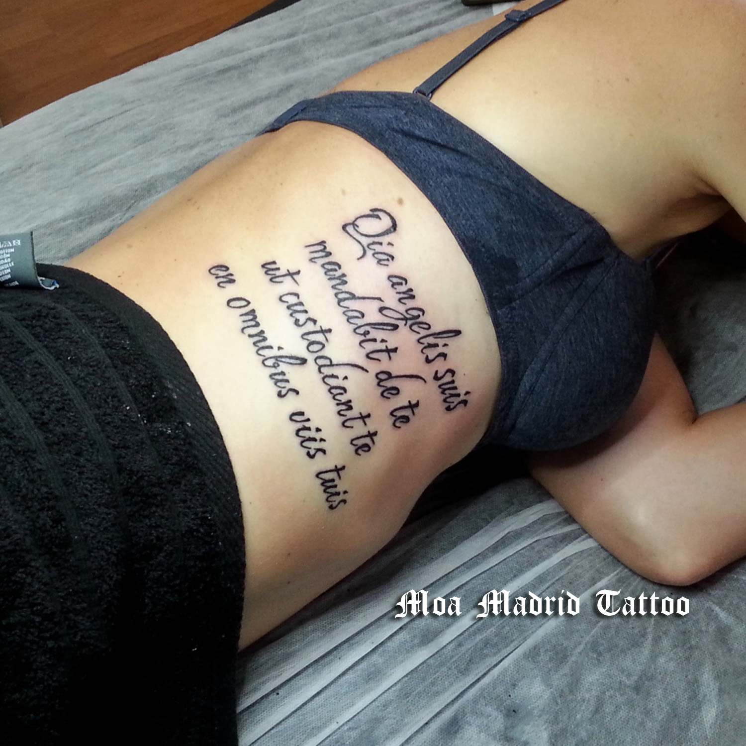 'Qia angelis suis...' Salmos 91:11 en latín, lettering tattoo en el costado