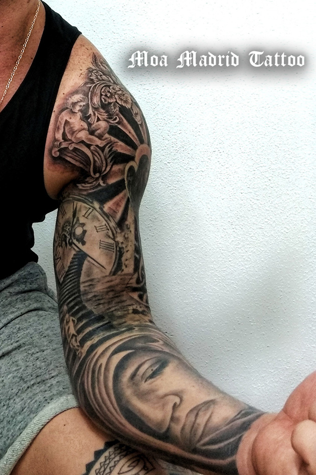Brazo entero tatuado hombro estilo rococó