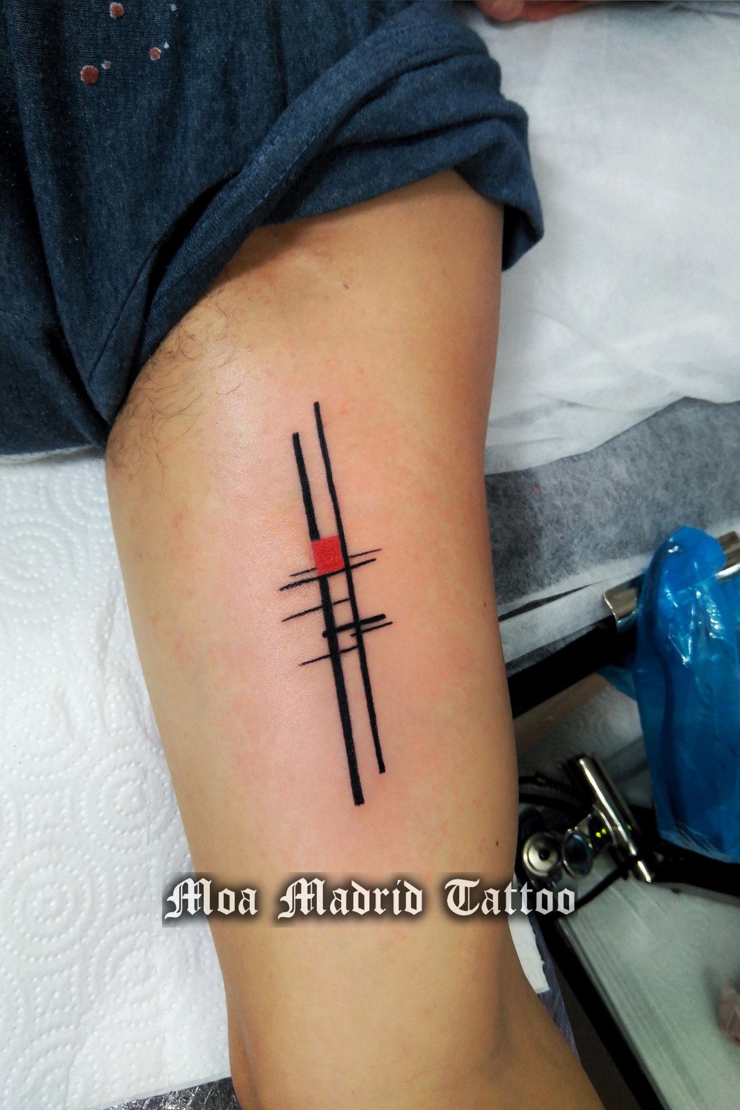 Tatuaje abstracto inspirado en el suprematismo ruso