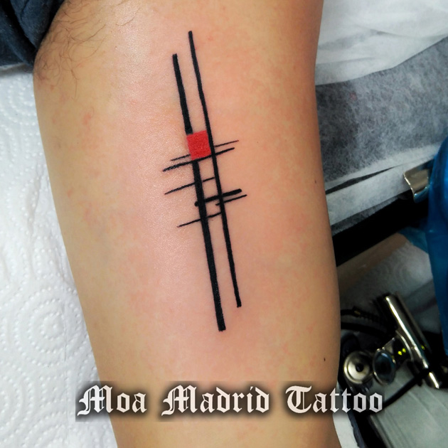 Tatuaje abstracto inspirado en el suprematismo ruso