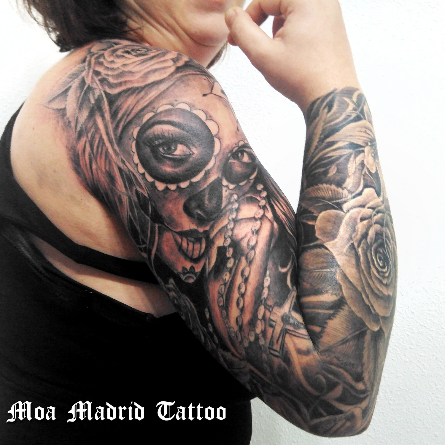 Brazo entero tatuado en reaismo con catrina