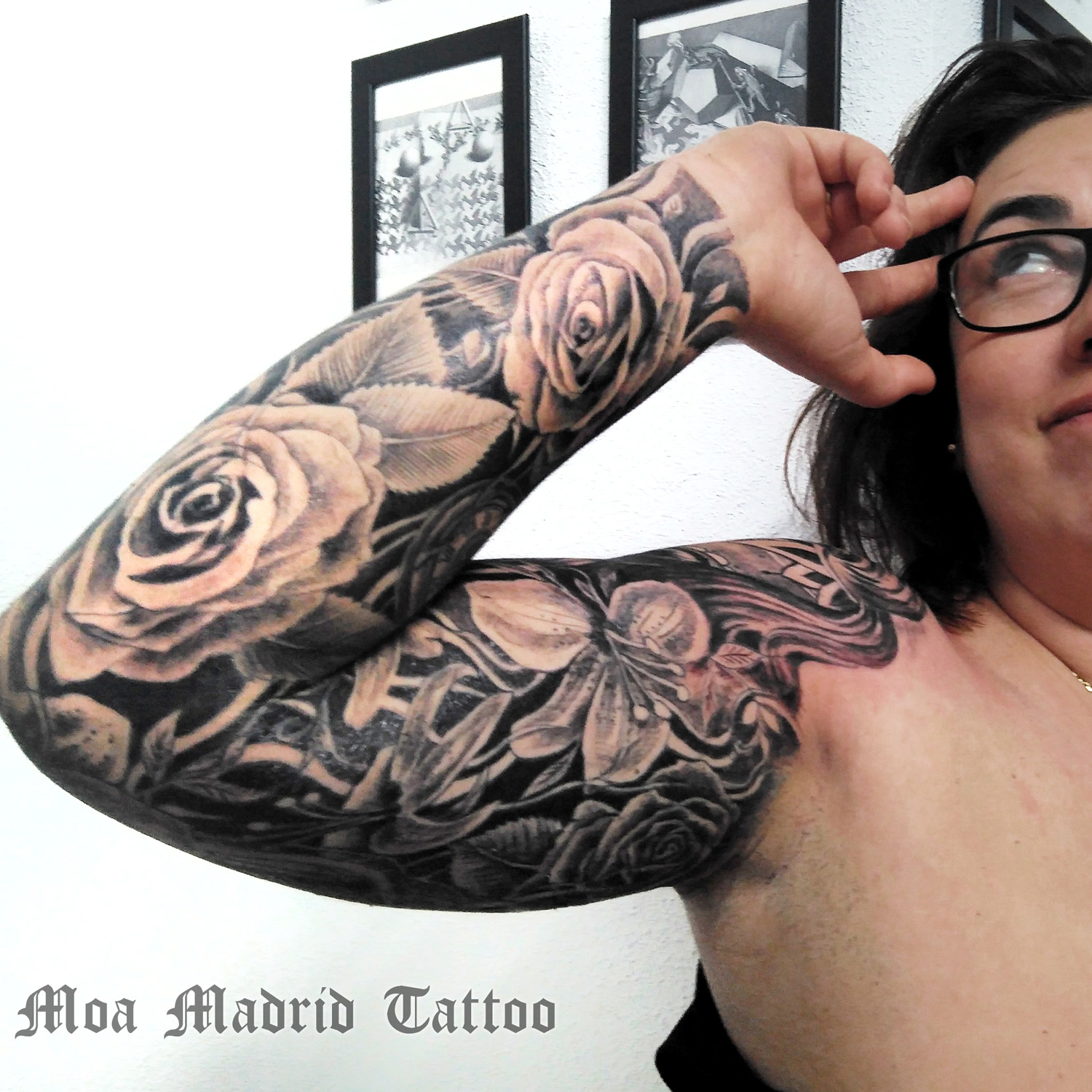 Tatuaje de brazo completo con flores