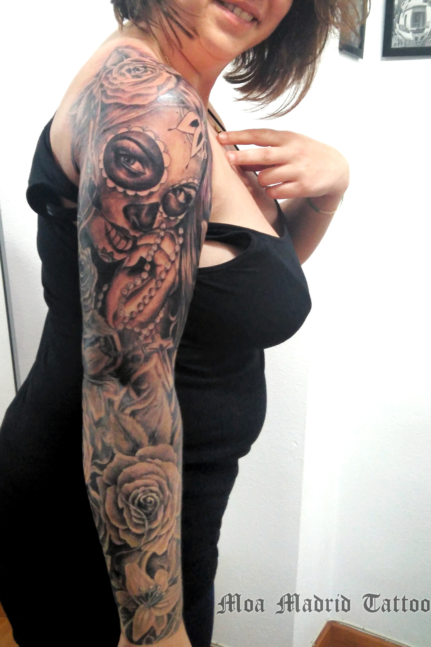 Brazo entero tatuado con catrina y flores