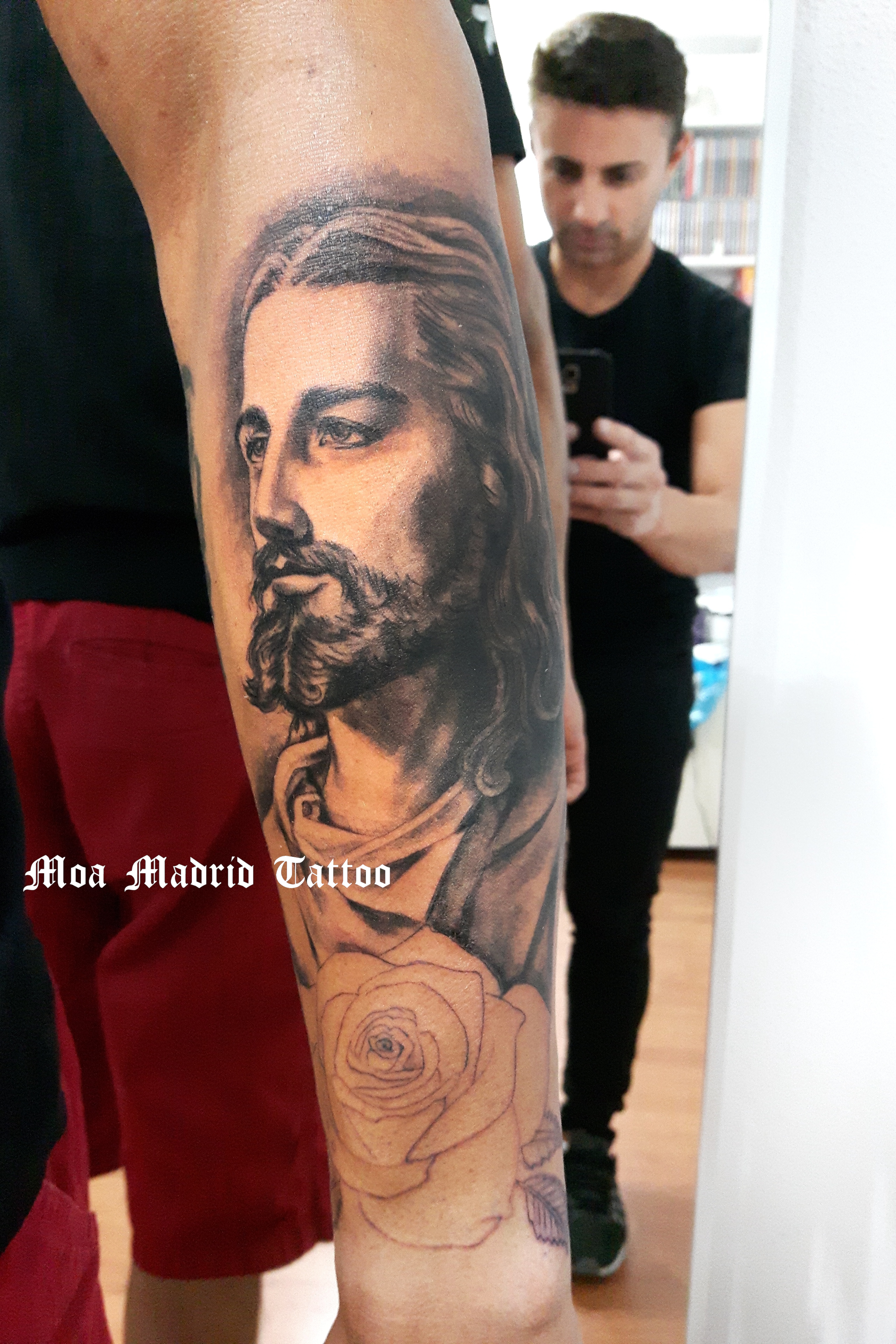 Tatuaje de Cristo terminado, y líneas de la rosa