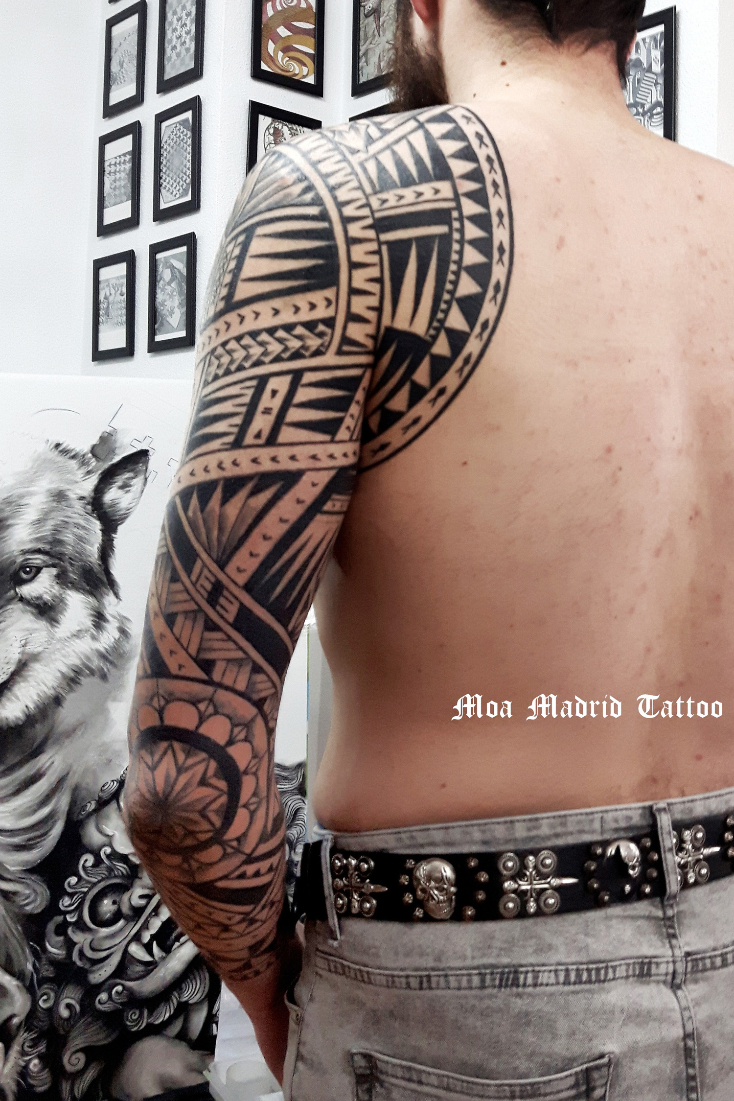 Tatuaje maorí en todo el brazo: vista del codo y omóplato