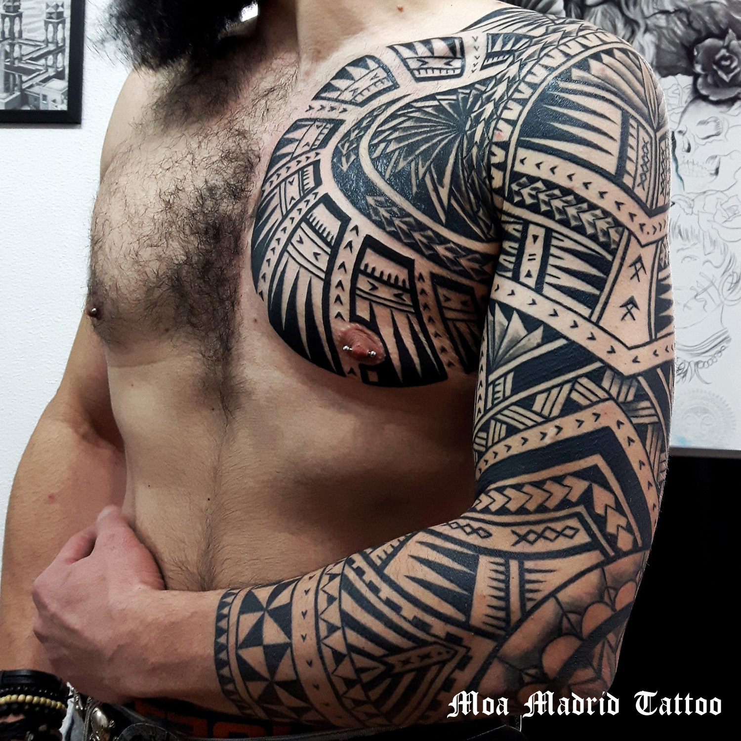 Tatuaje maorí de brazo entero y pecho