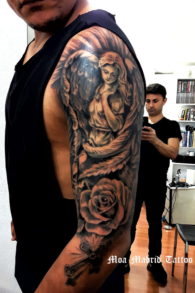Tatuaje en realismo con ángel, rosa y cruz