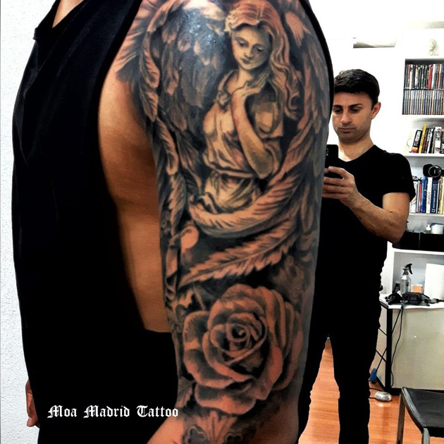 Tatuaje de ángel, rosa y cruz de hombro a codo