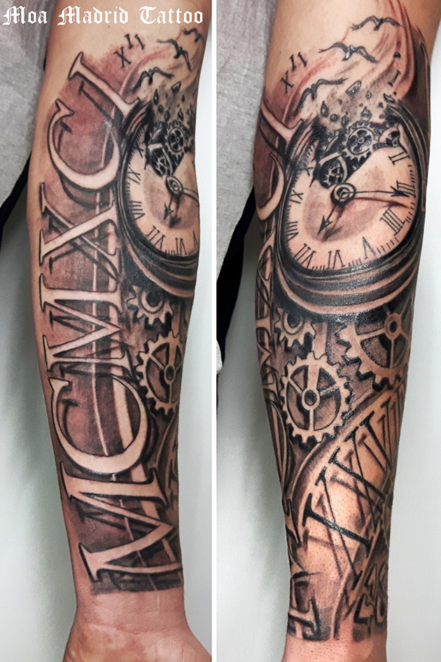 Tatuaje en realismo reloj y números romanos en antebrazo