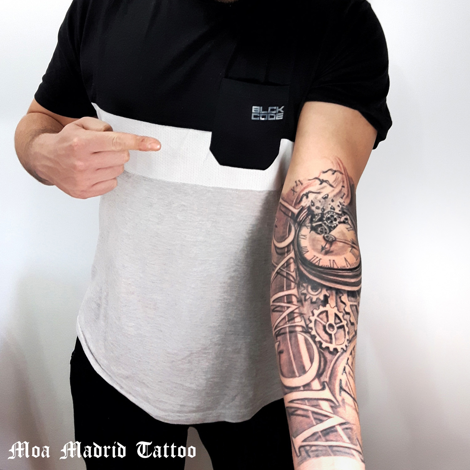 Tatuaje de reloj y números romanos con efectos 3D rodeando el antebrazo