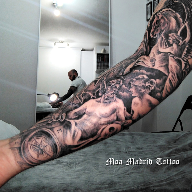 Brazo entero con tatuajes de dioses