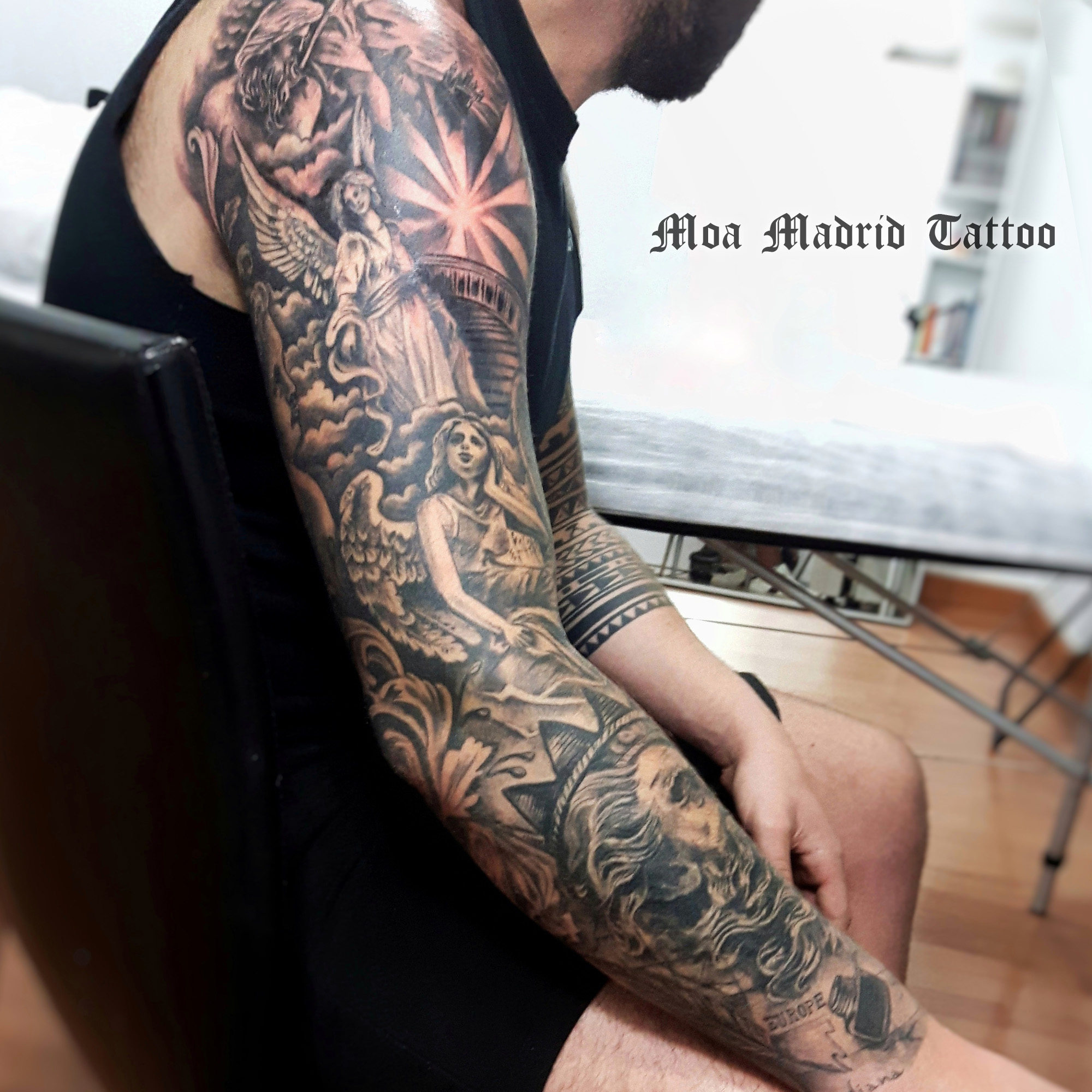 Brazo entero tatuado con esculturas