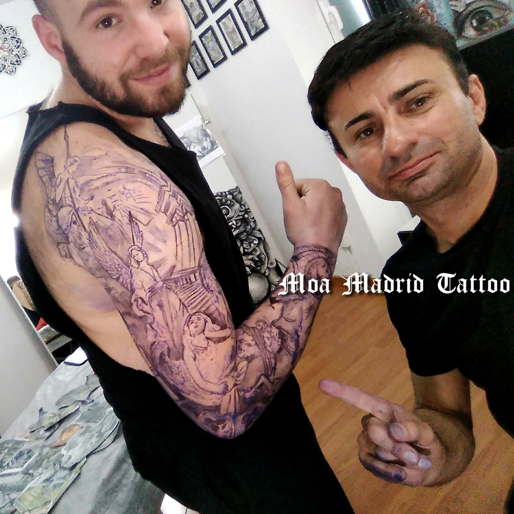 Brazo tatuado con esculturas clásicas