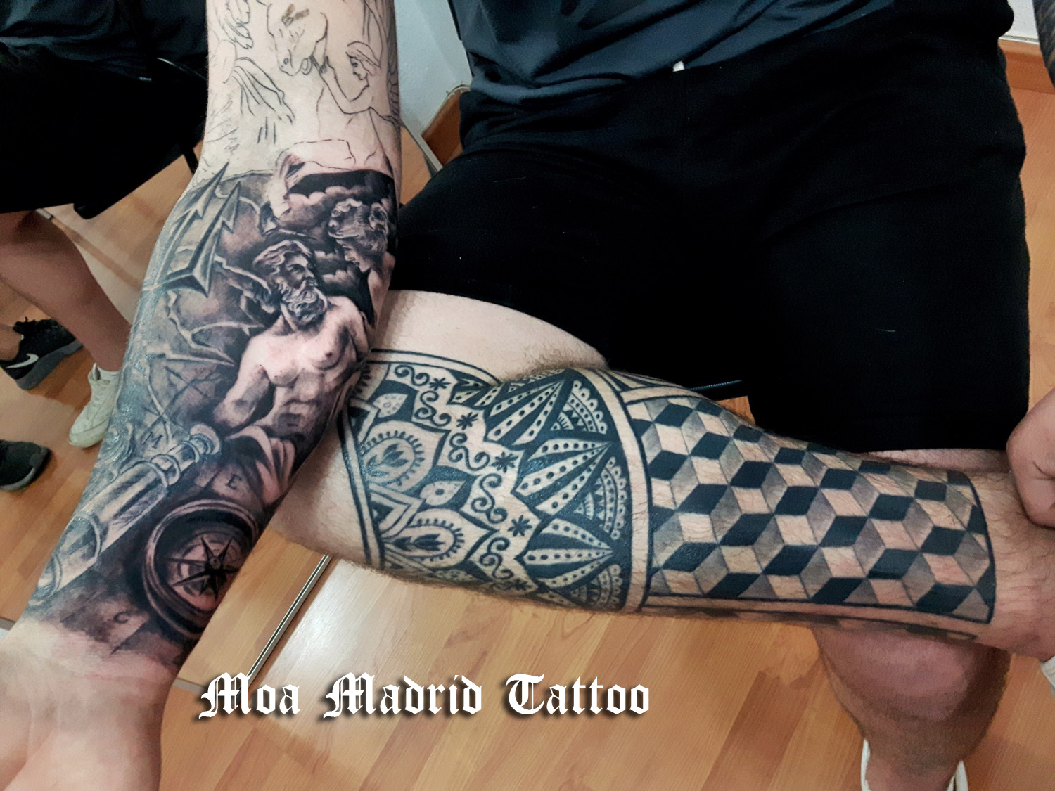 Brazo entero tatuado de esculturas