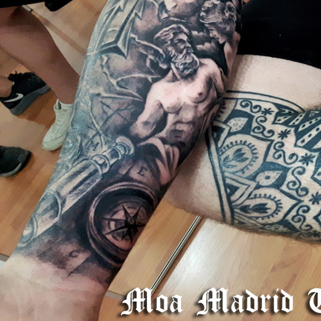 Brazo entero tatuado con esculturas