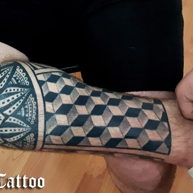 Brazo entero tatuado con esculturas