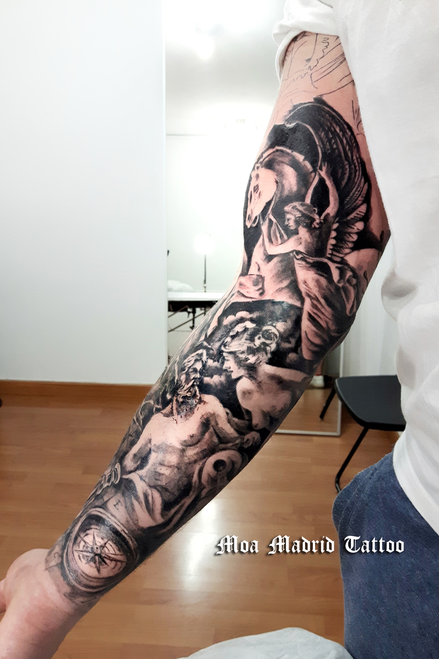 Brazo entero tatuado de esculturas