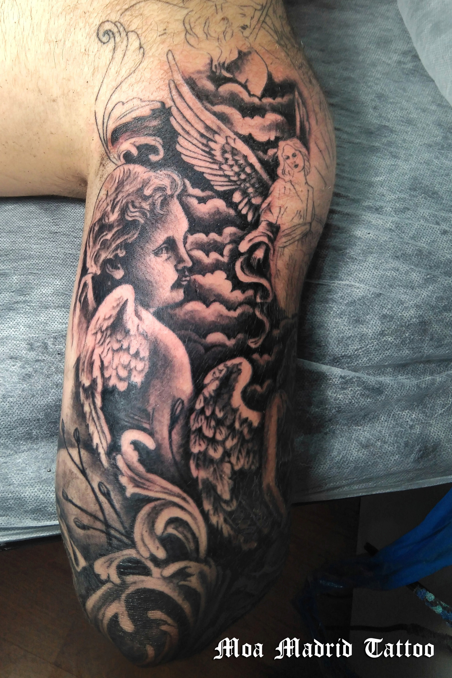 Brazo entero tatuado de esculturas