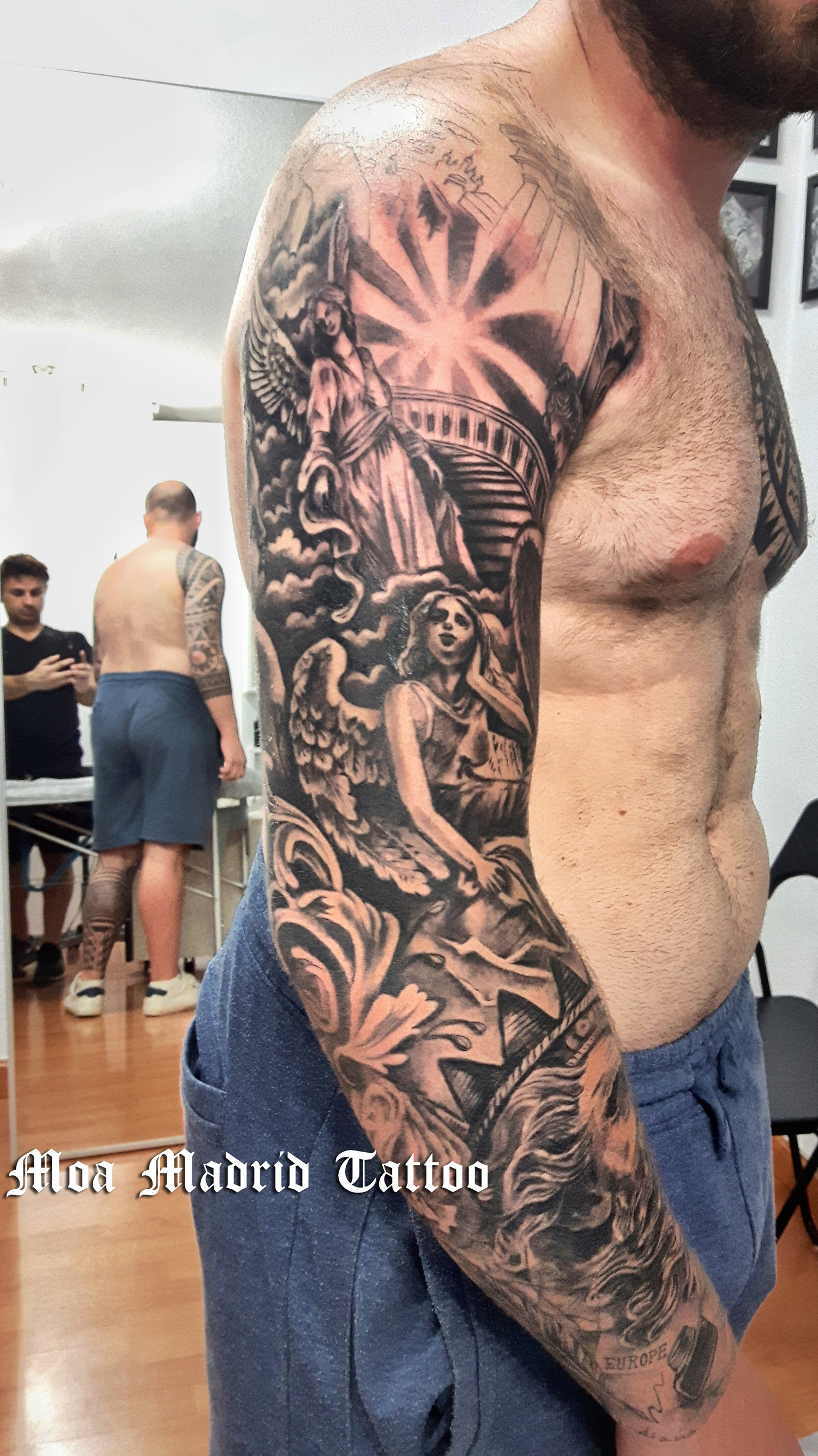 Brazo entero tatuado de esculturas