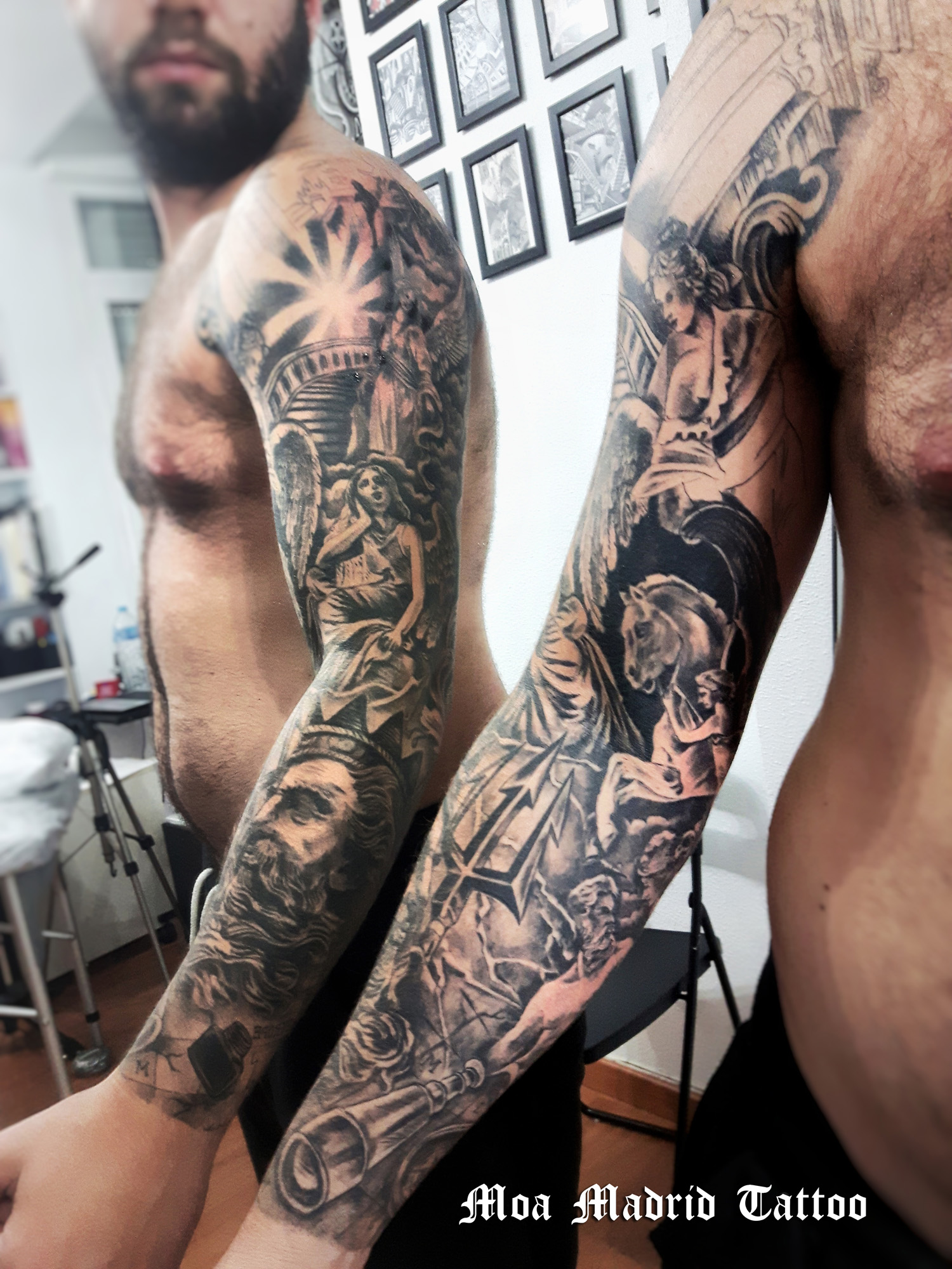 Brazo entero tatuado de esculturas