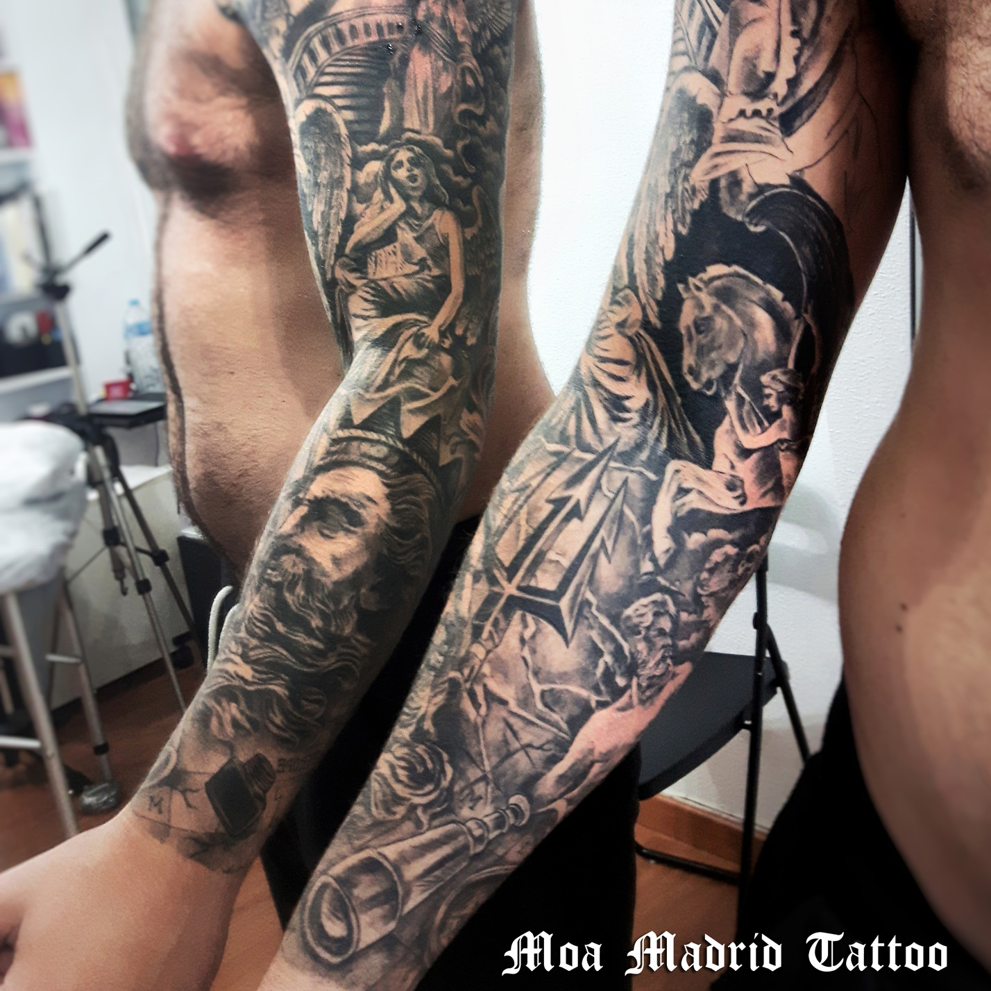 Brazo entero tatuado con esculturas