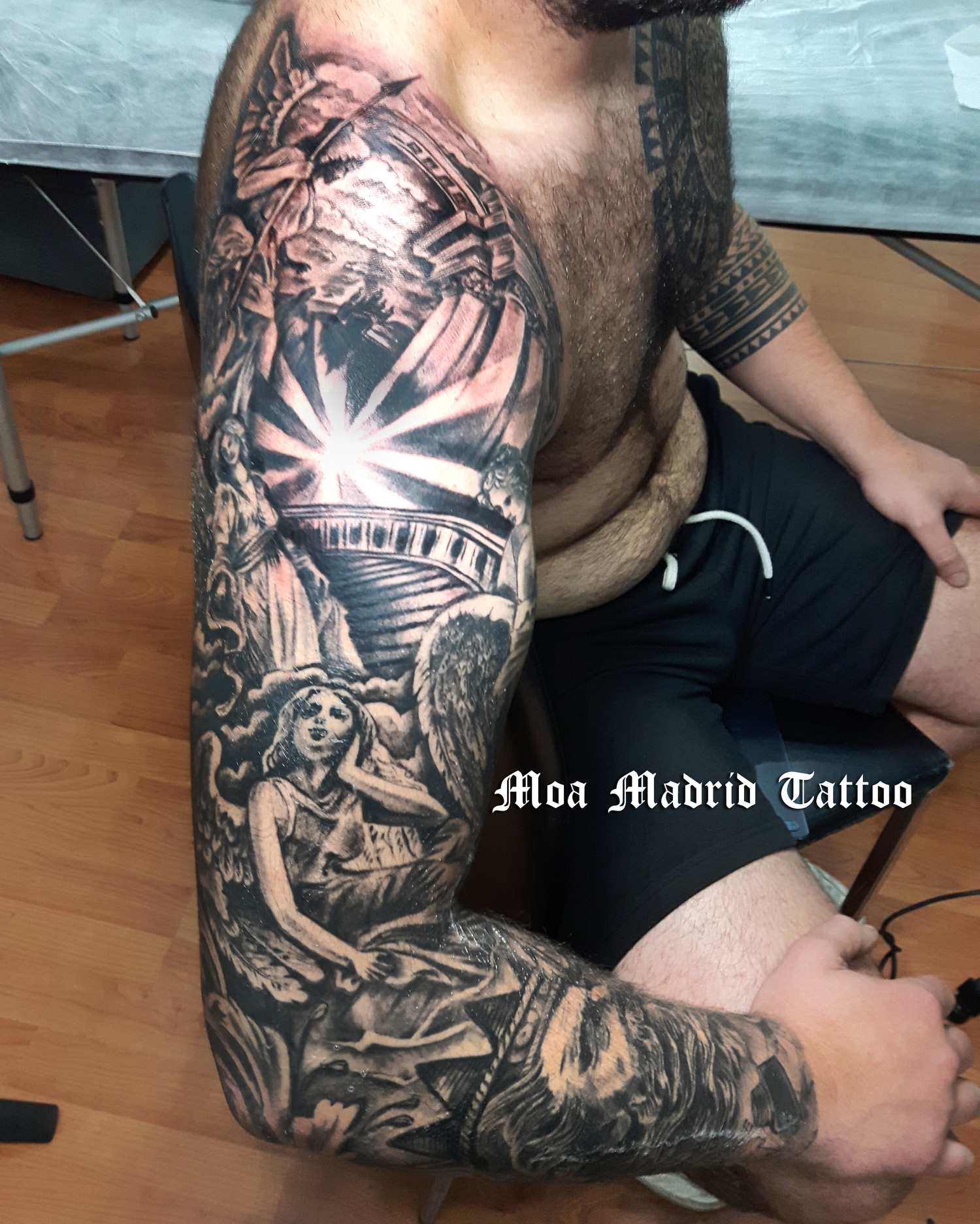 Brazo entero tatuado de esculturas