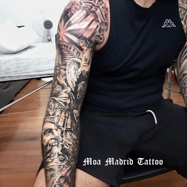 Brazo entero tatuado con esculturas