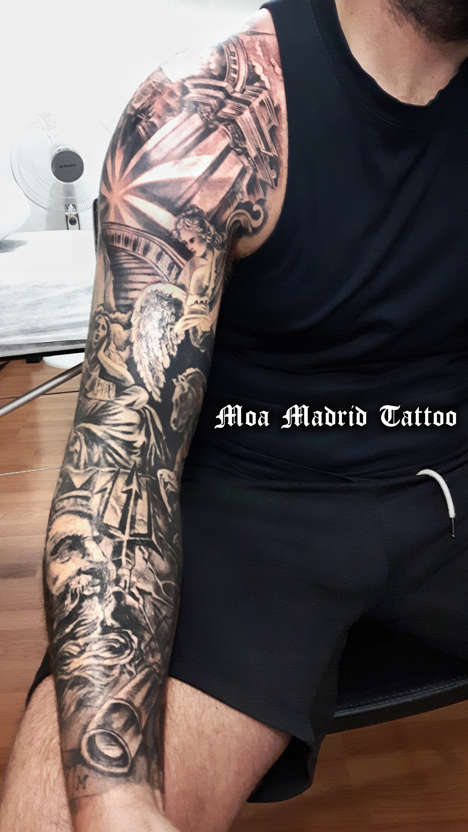 Brazo entero tatuado de esculturas