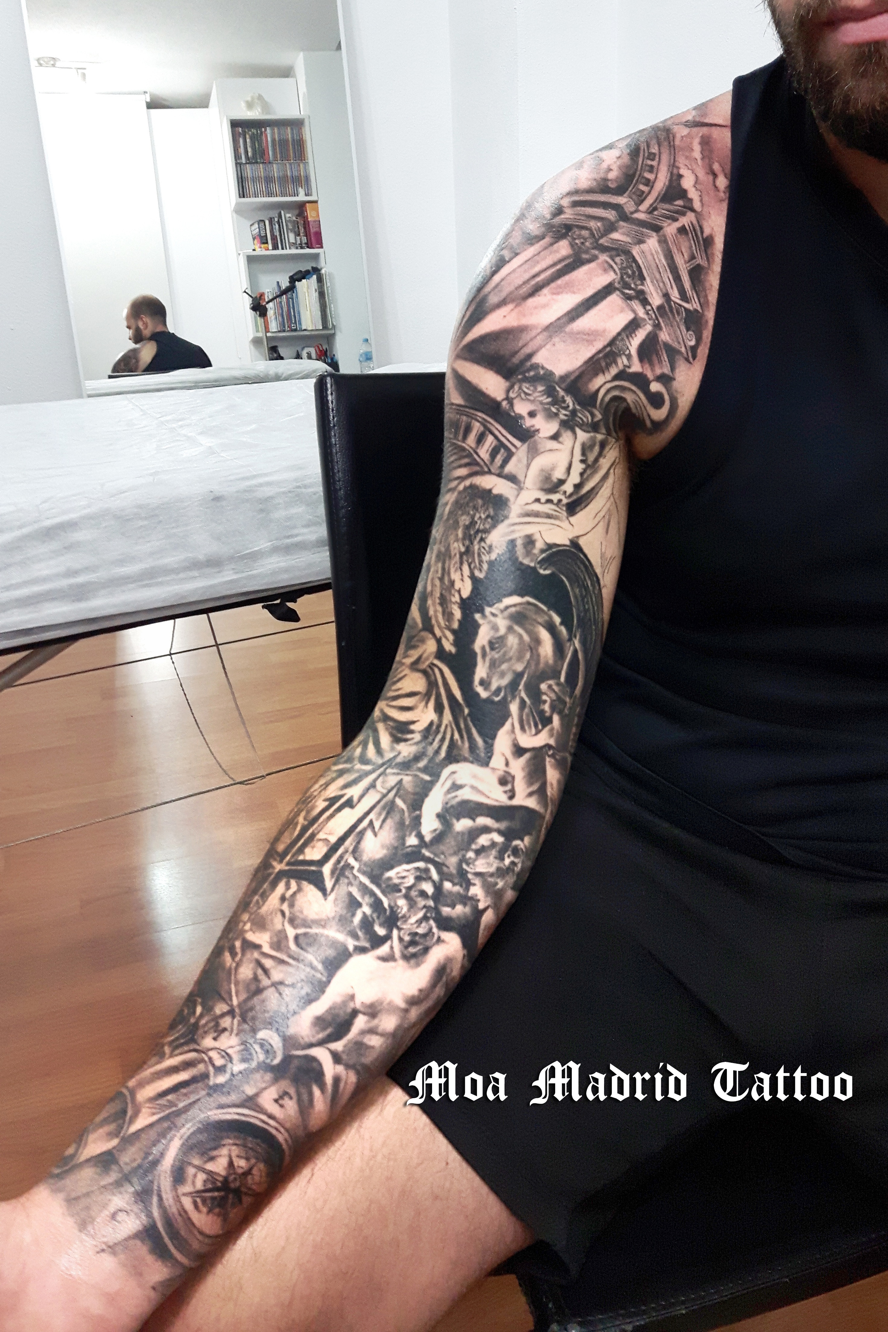 Brazo entero tatuado de esculturas