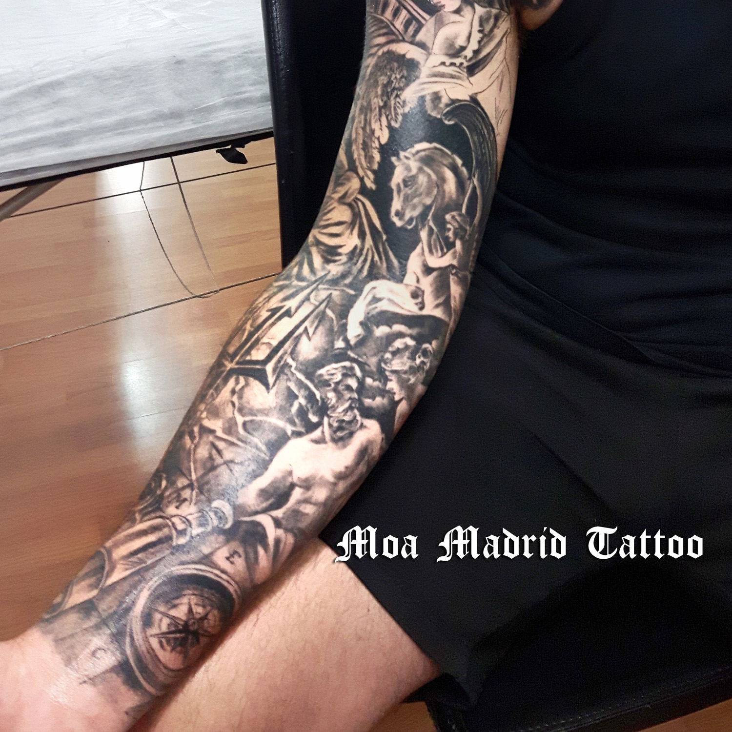 Brazo tatuado con esculturas clásicas