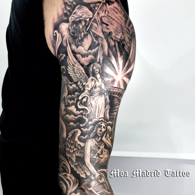 Brazo entero tatuado con esculturas