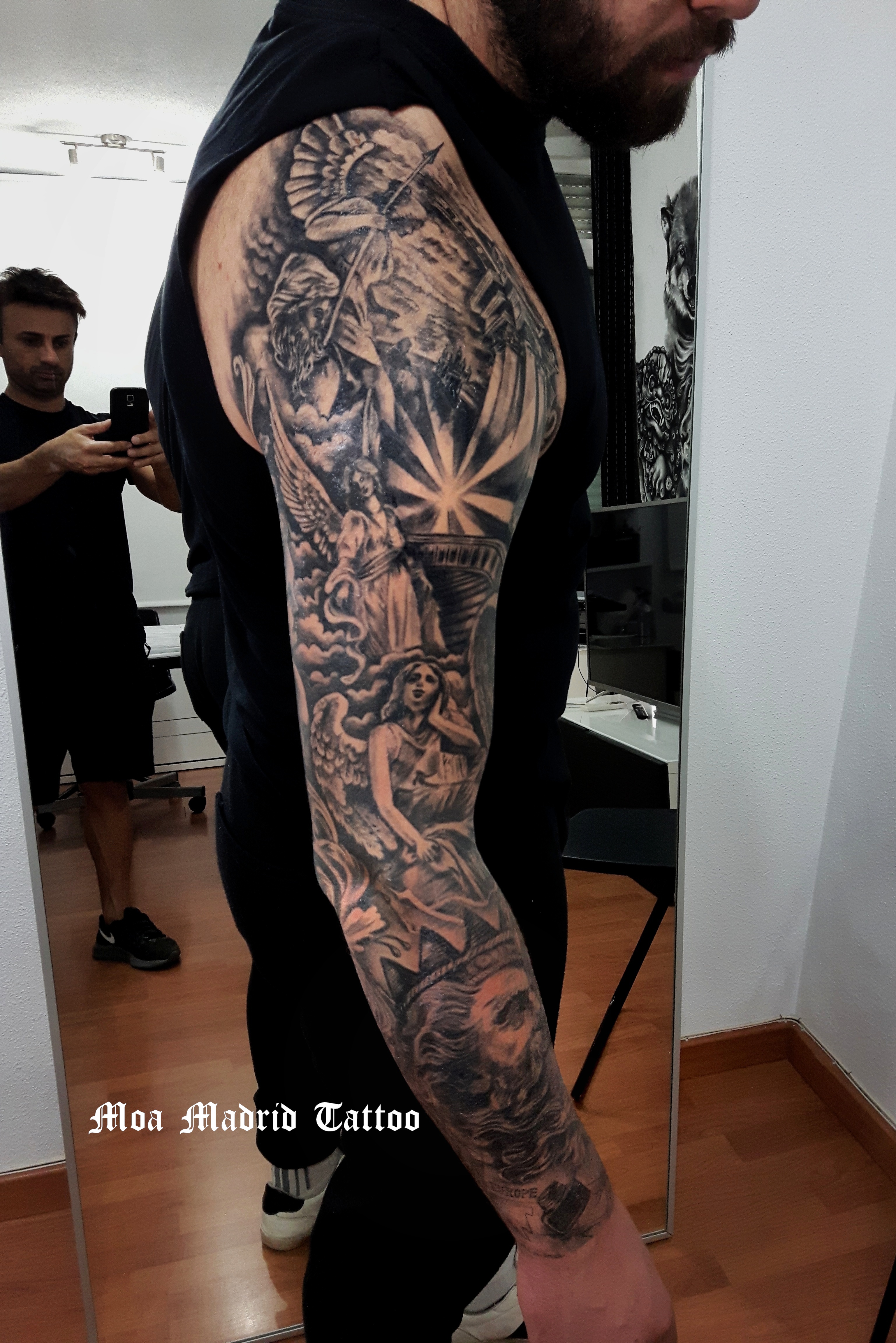 Brazo entero tatuado de esculturas