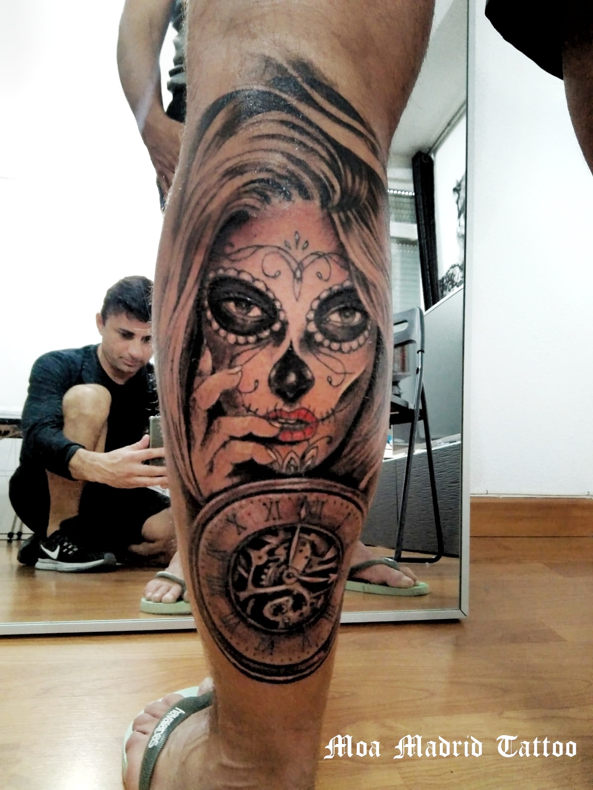 Tatuaje de catrina con reloj en el gemelo