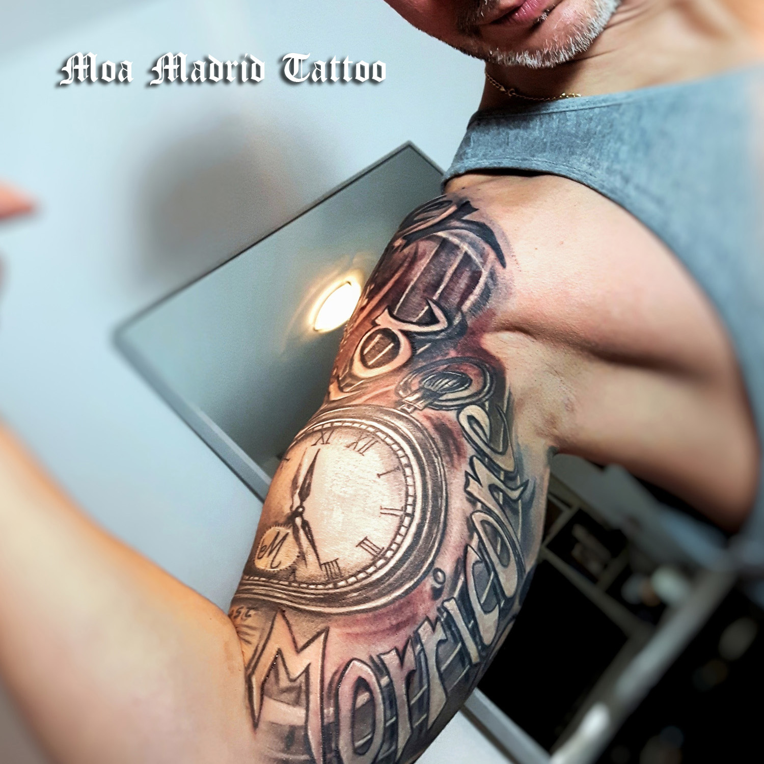 Tatuaje en realismo con relojes y textos con efecto 3D