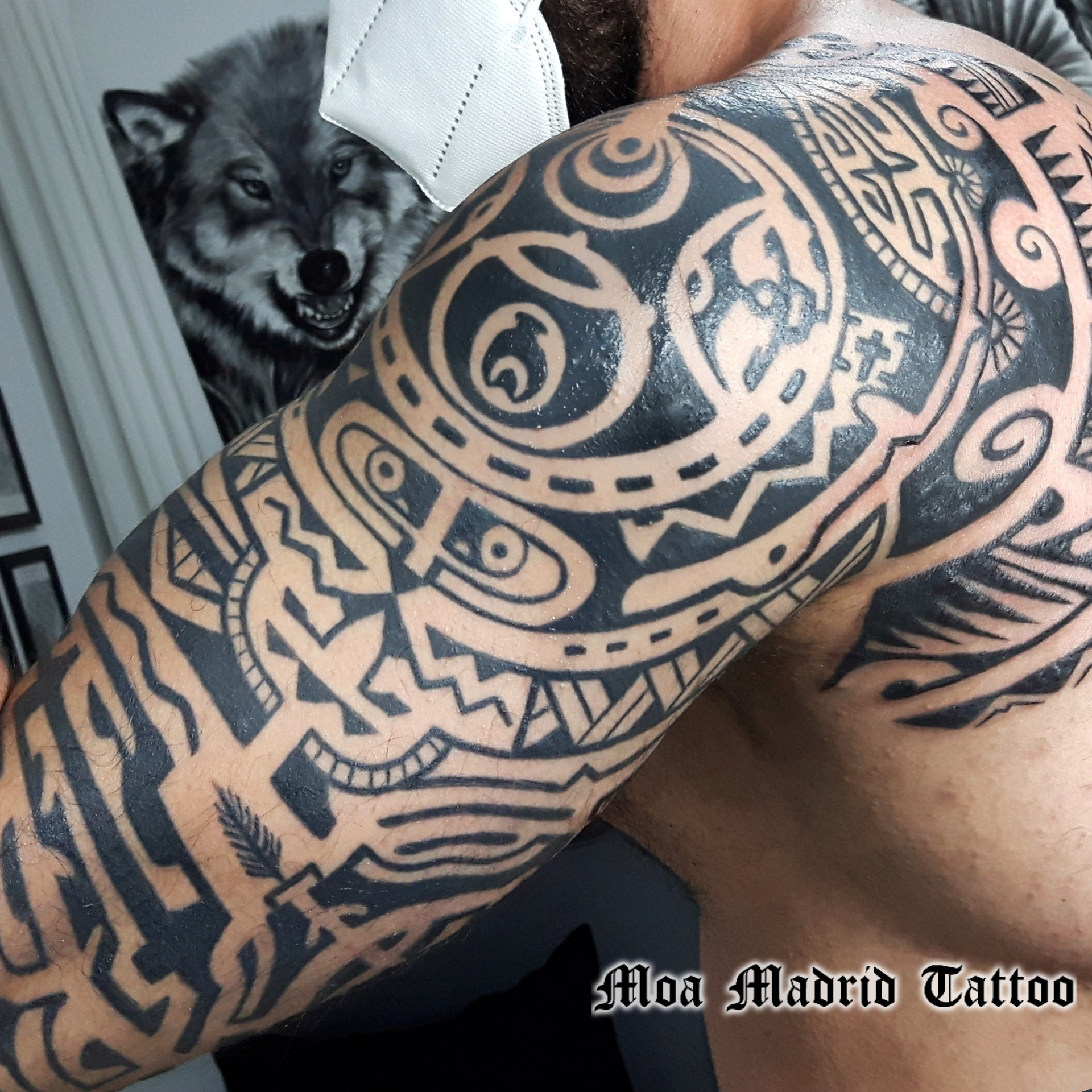 Un diseño exclusivo de tatuaje maorí inspirado en el del actor Dwayne Johnson hecho en Madrid