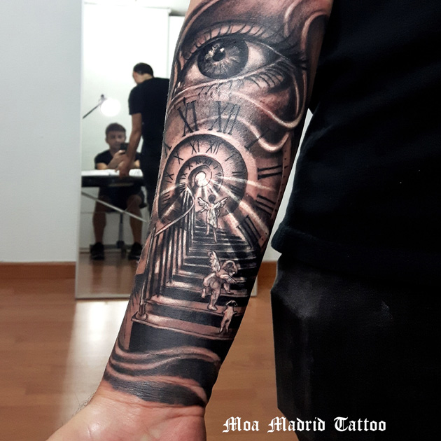 Tatuaje de niños subiendo escalera con reloj